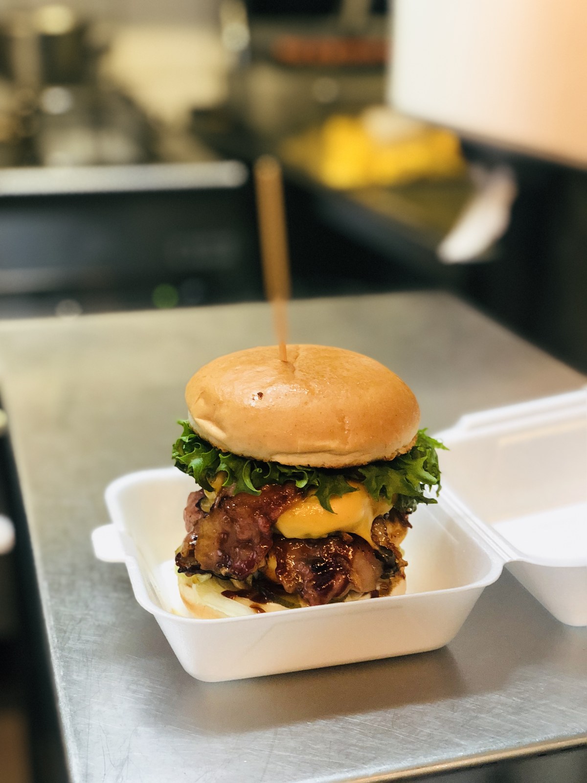 Dubbel baconburgare med pommes