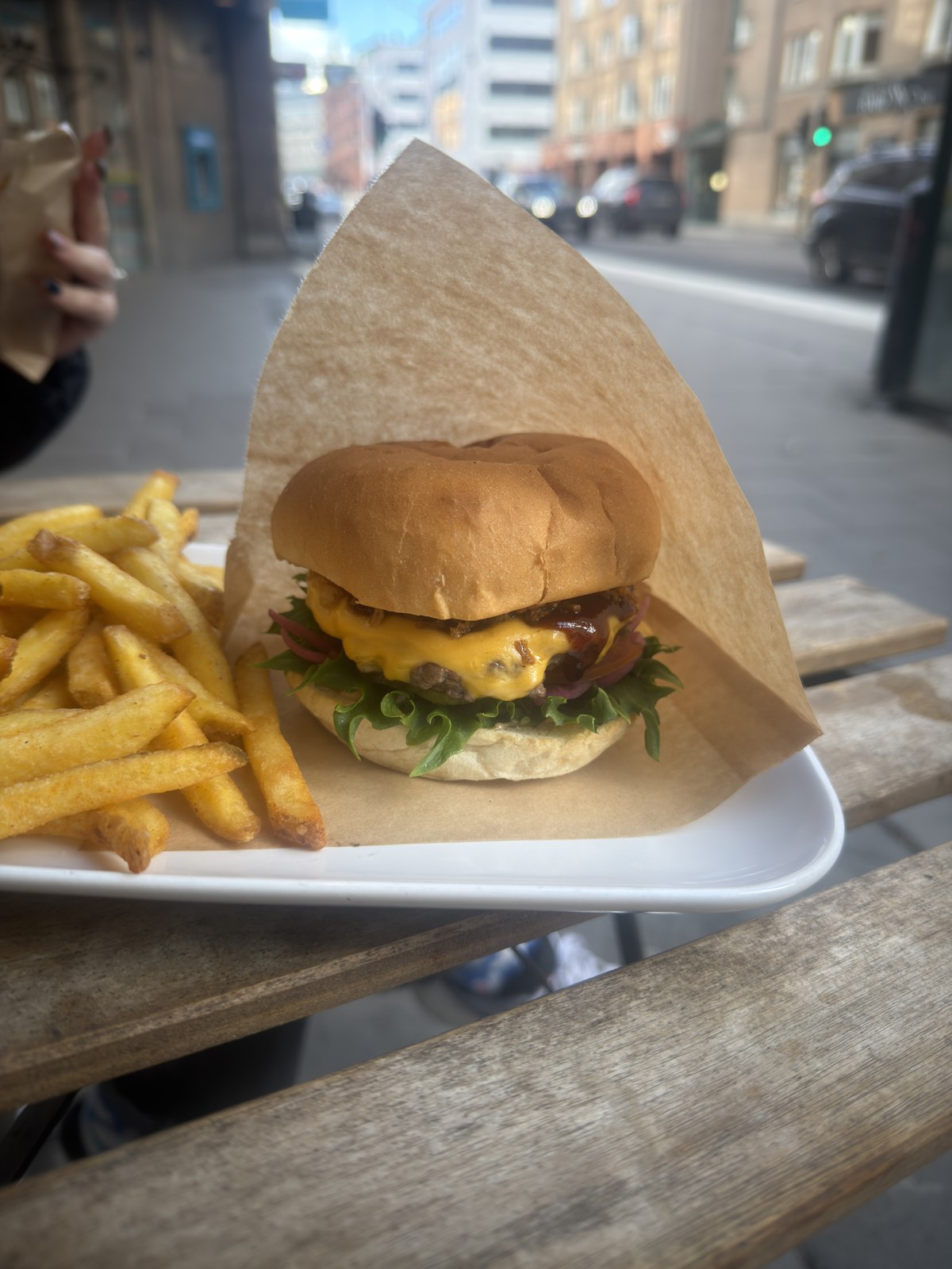 Ostburgare med pommes